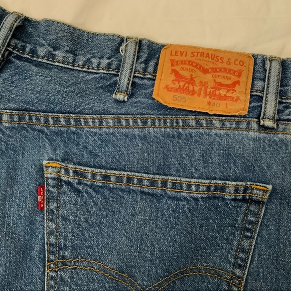 Levi's 505 Denim Blue Jean Shorts
Made of 100% Cotton
Size 40 - Picture 3 of 12